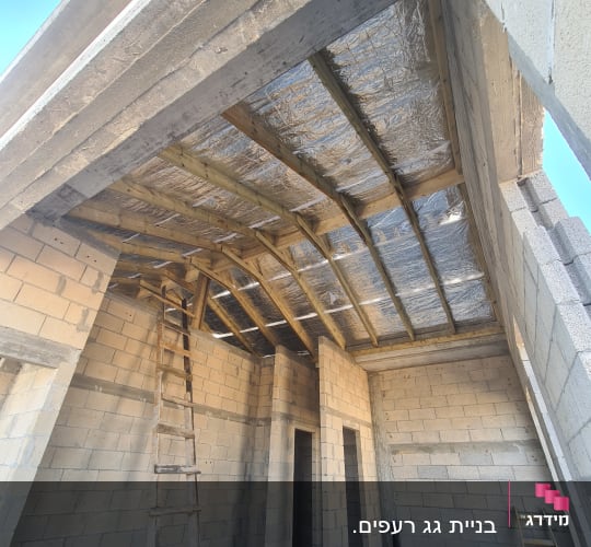 גג עם קורות עץ ובידוד מתכתי